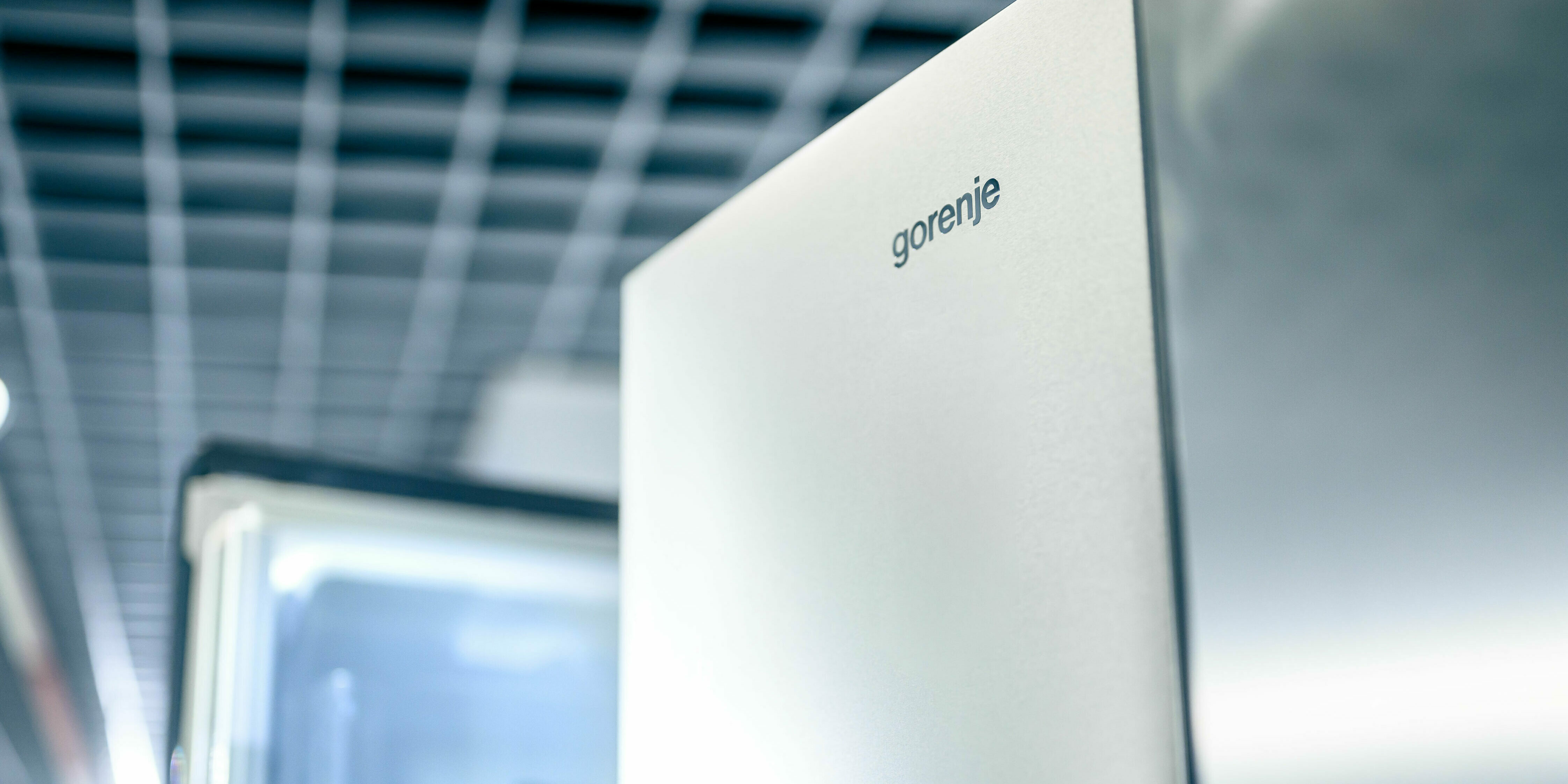 Réfrigérateur Gorenje ouvert avec logo sur la porte