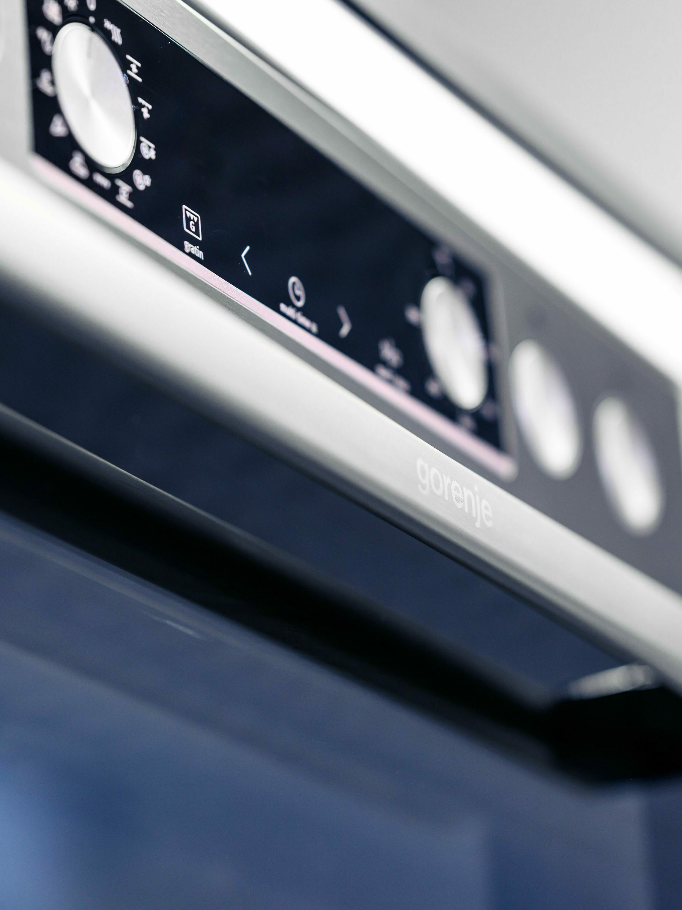 Gorenje Logo auf Griff bei Backofen Nahaufnahme
