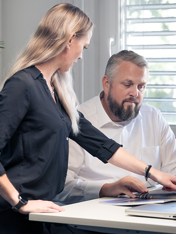 SIBIR Mitarbeitende diskutieren im Büro