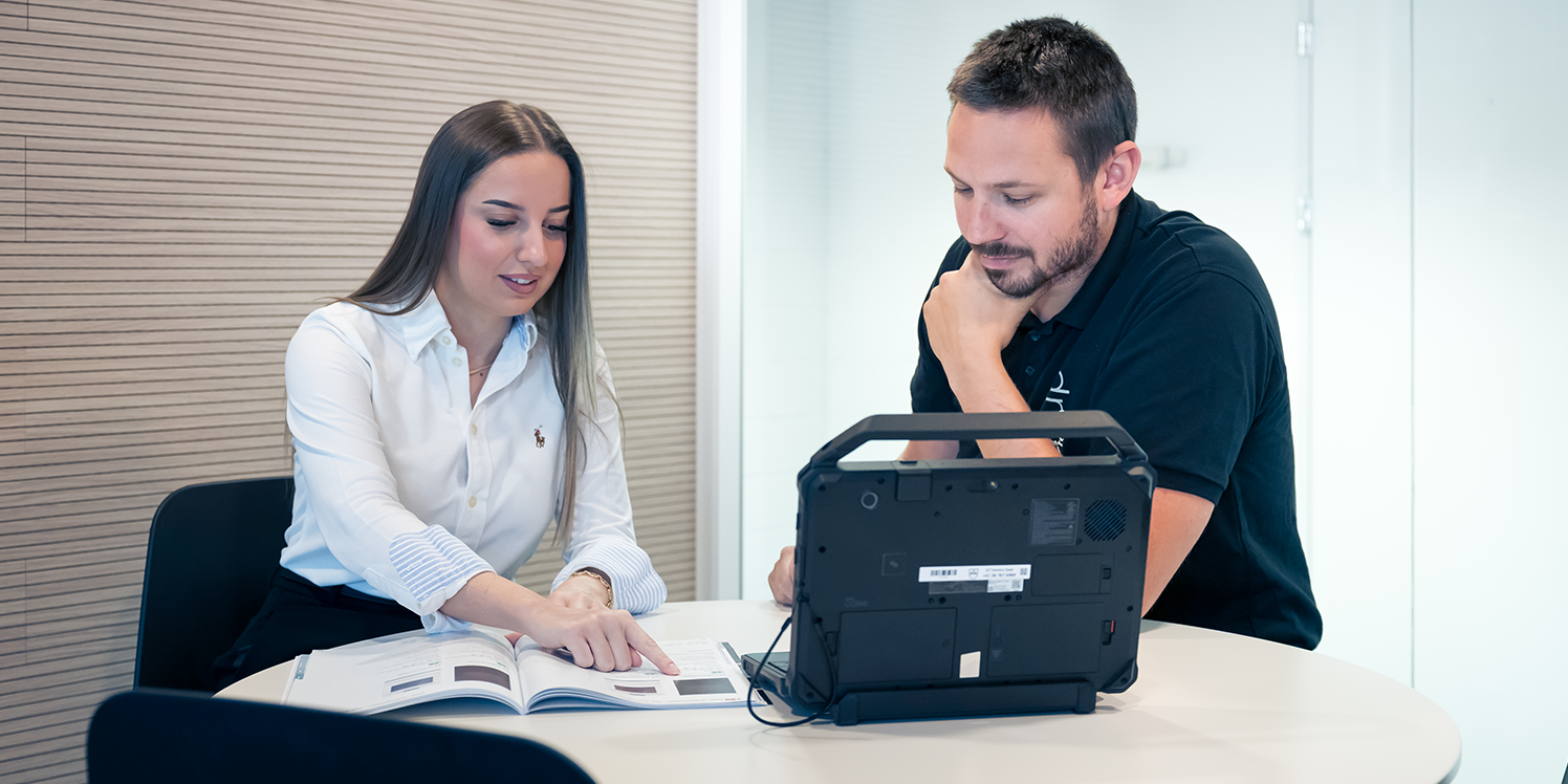 SIBIR Mitarbeitern bespricht Produkt mit Servicetechniker