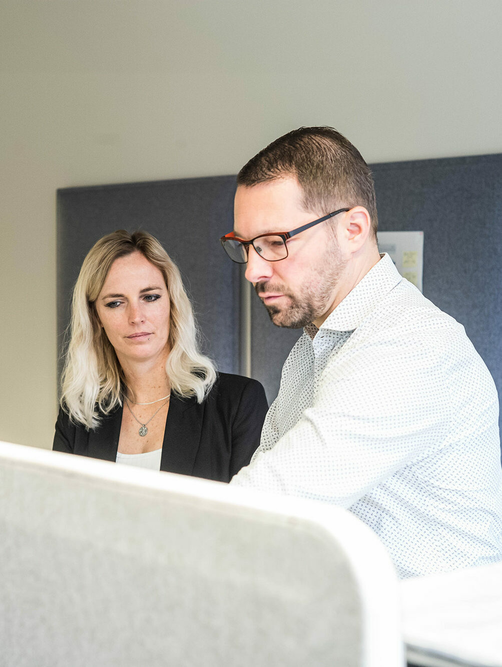 Collaborateurs de SIBIR en discussion sur le lieu de travail