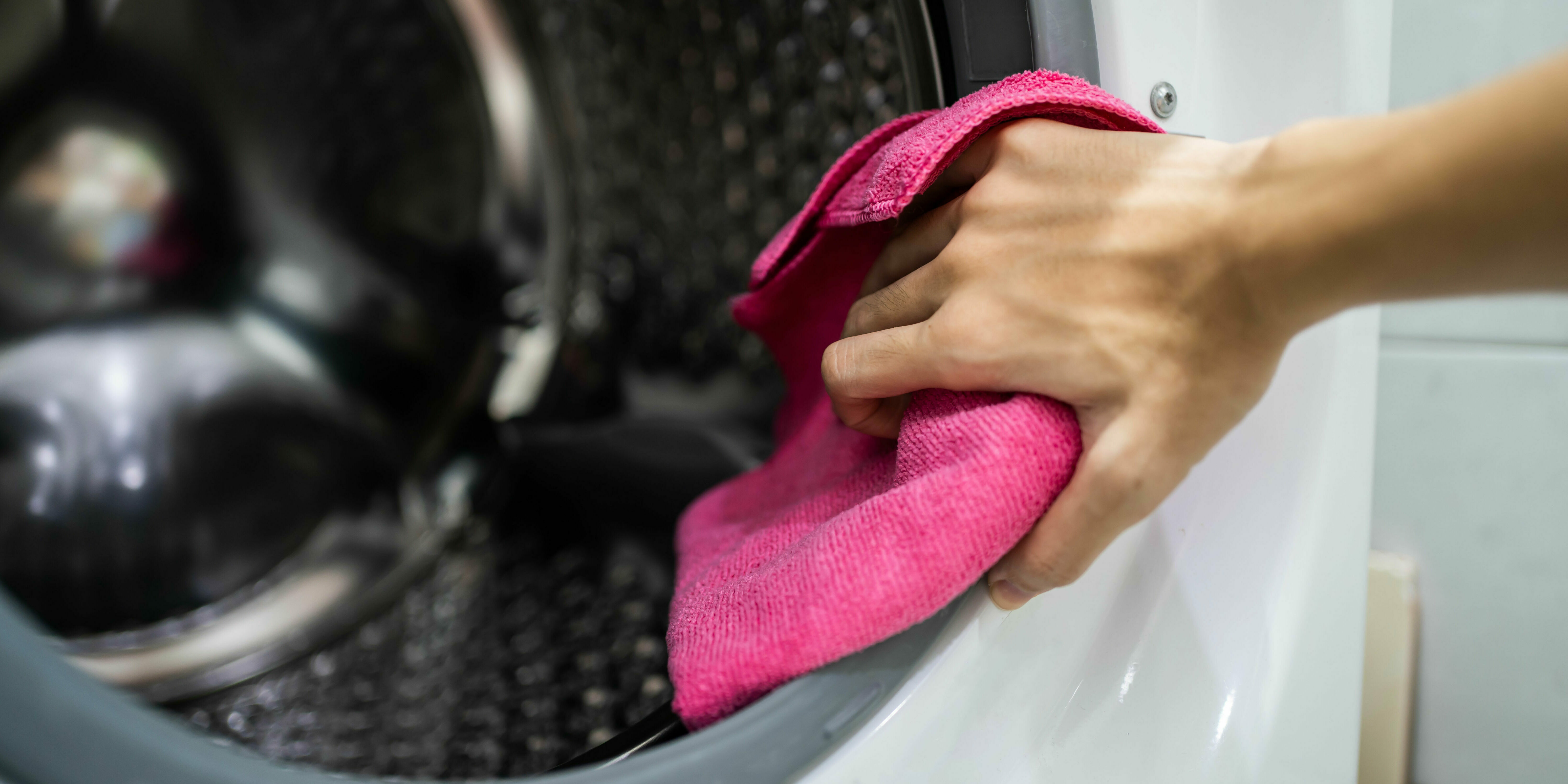 Cleaning the washing machine's rubber seal