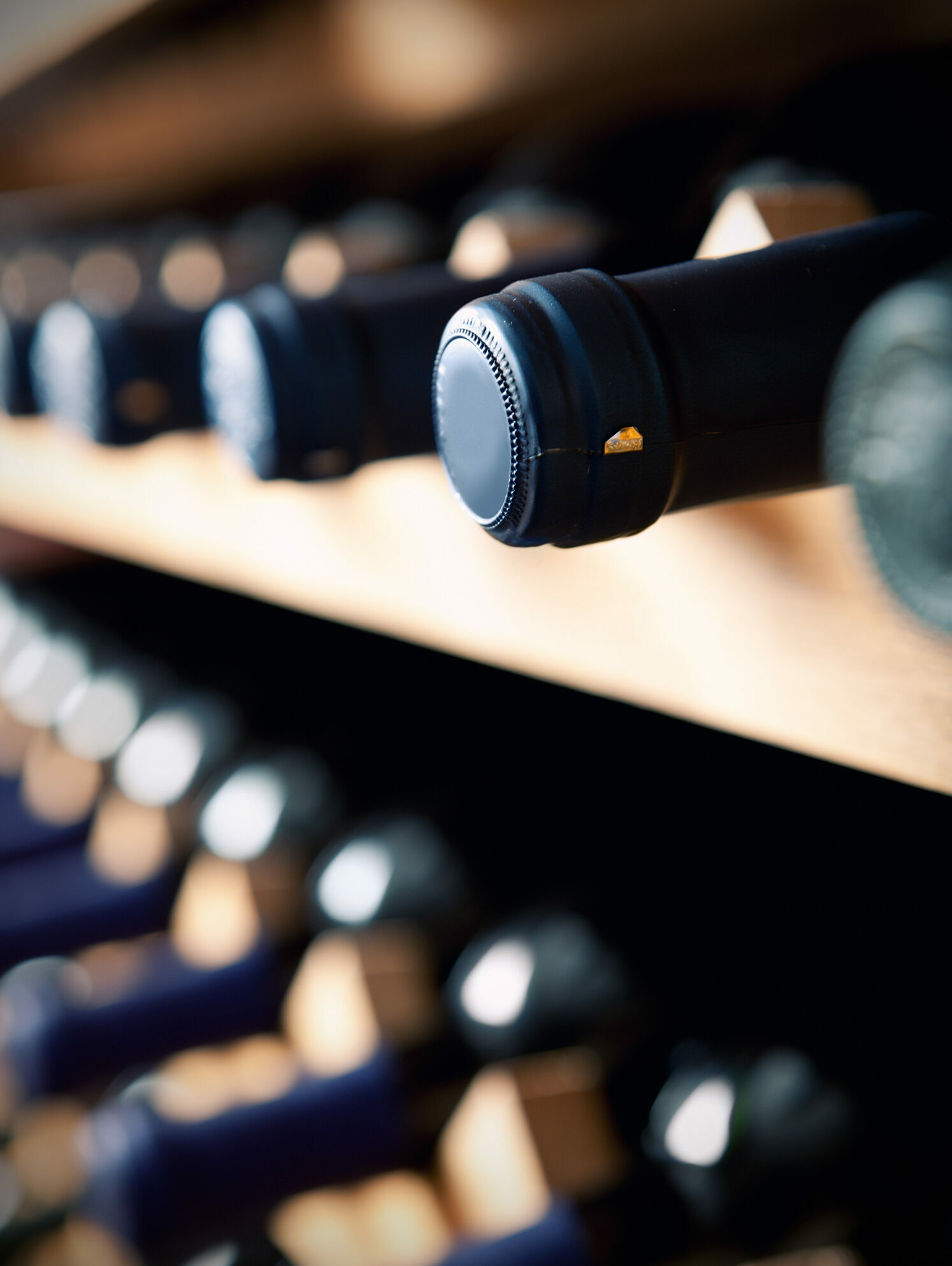 Bouteilles de vin sur une étagère