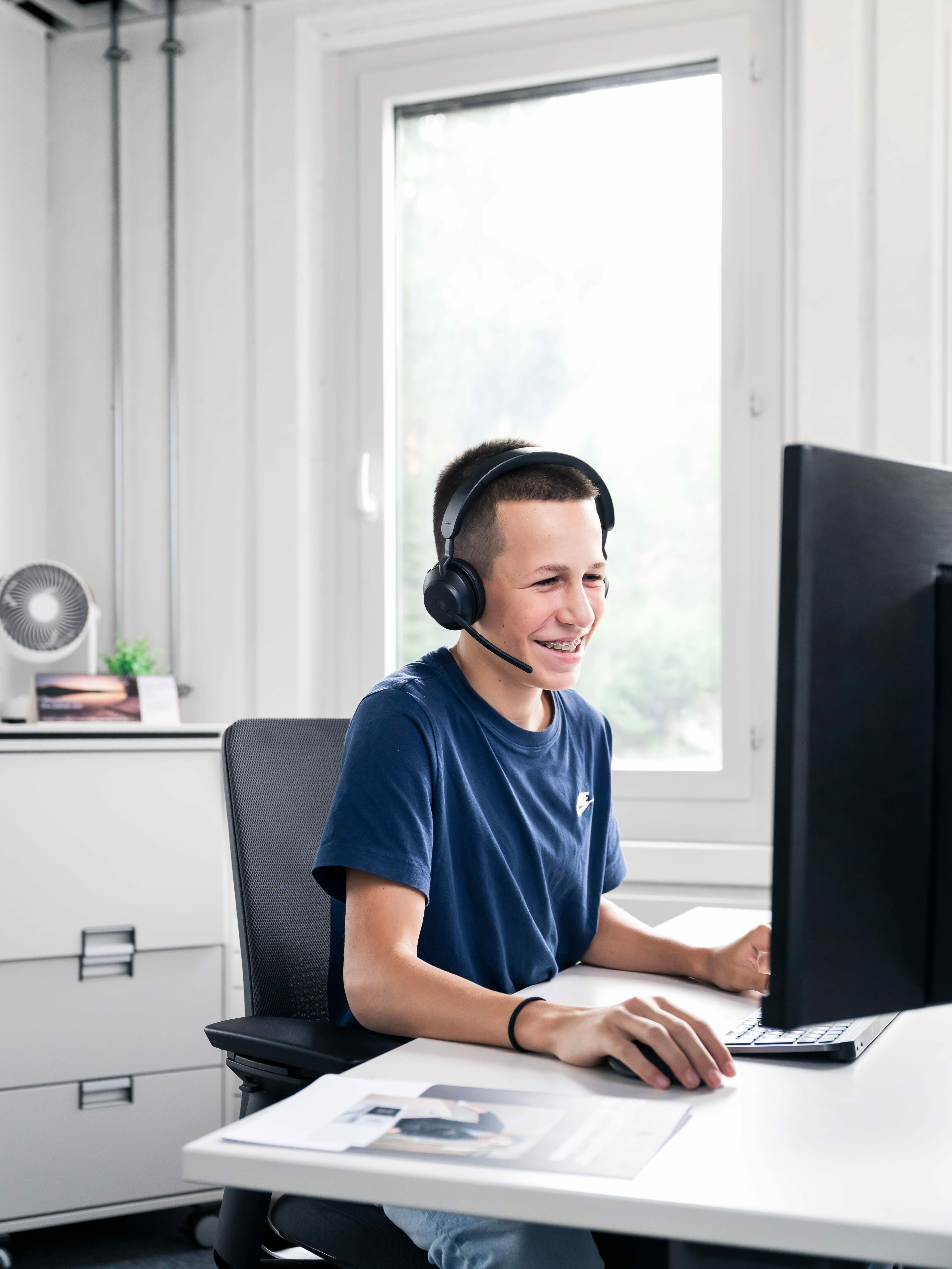 Lehrling am Arbeiten mit Kopfhörer 1