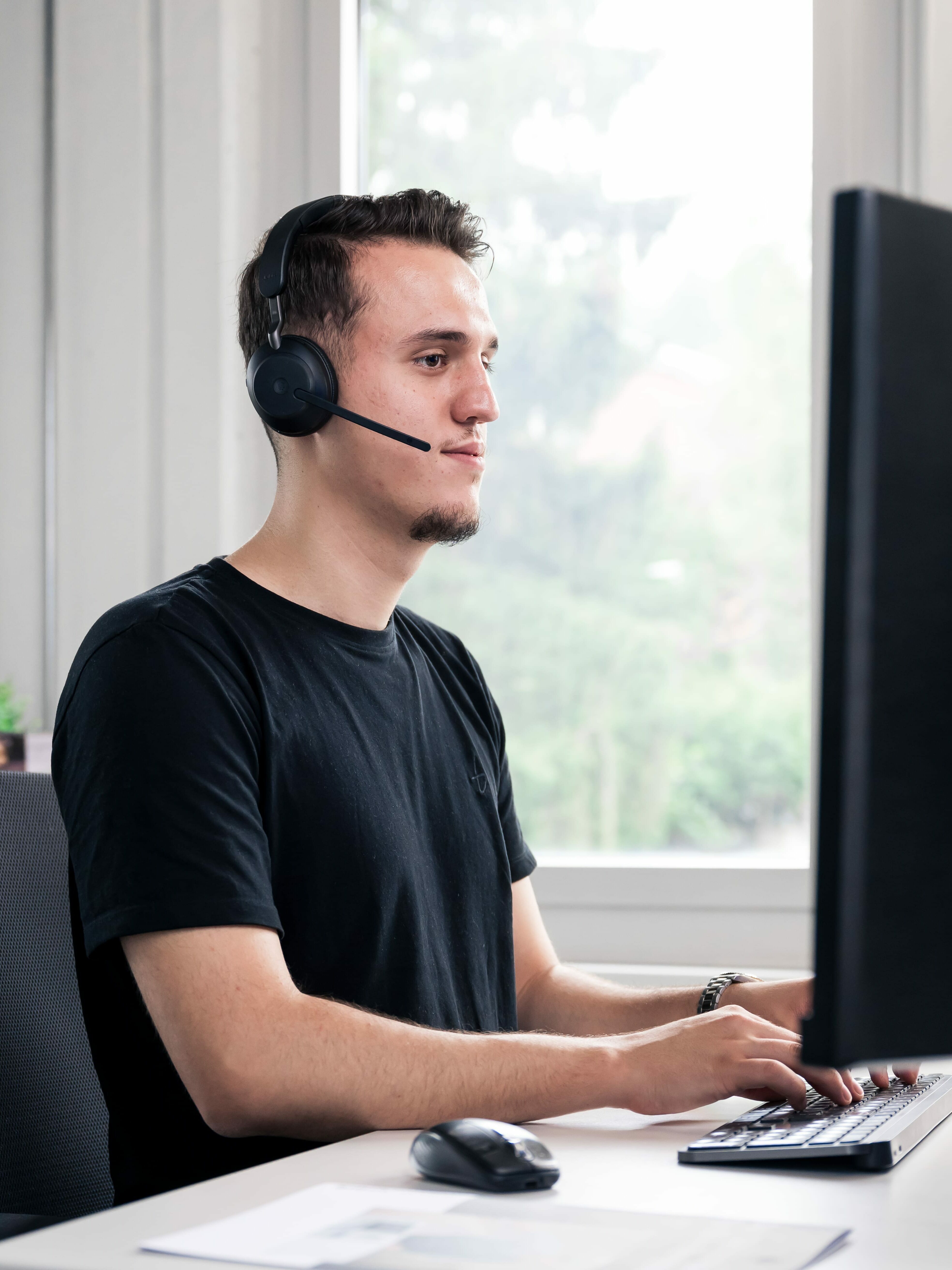 Lehrling am Arbeiten mit Kopfhörer 2