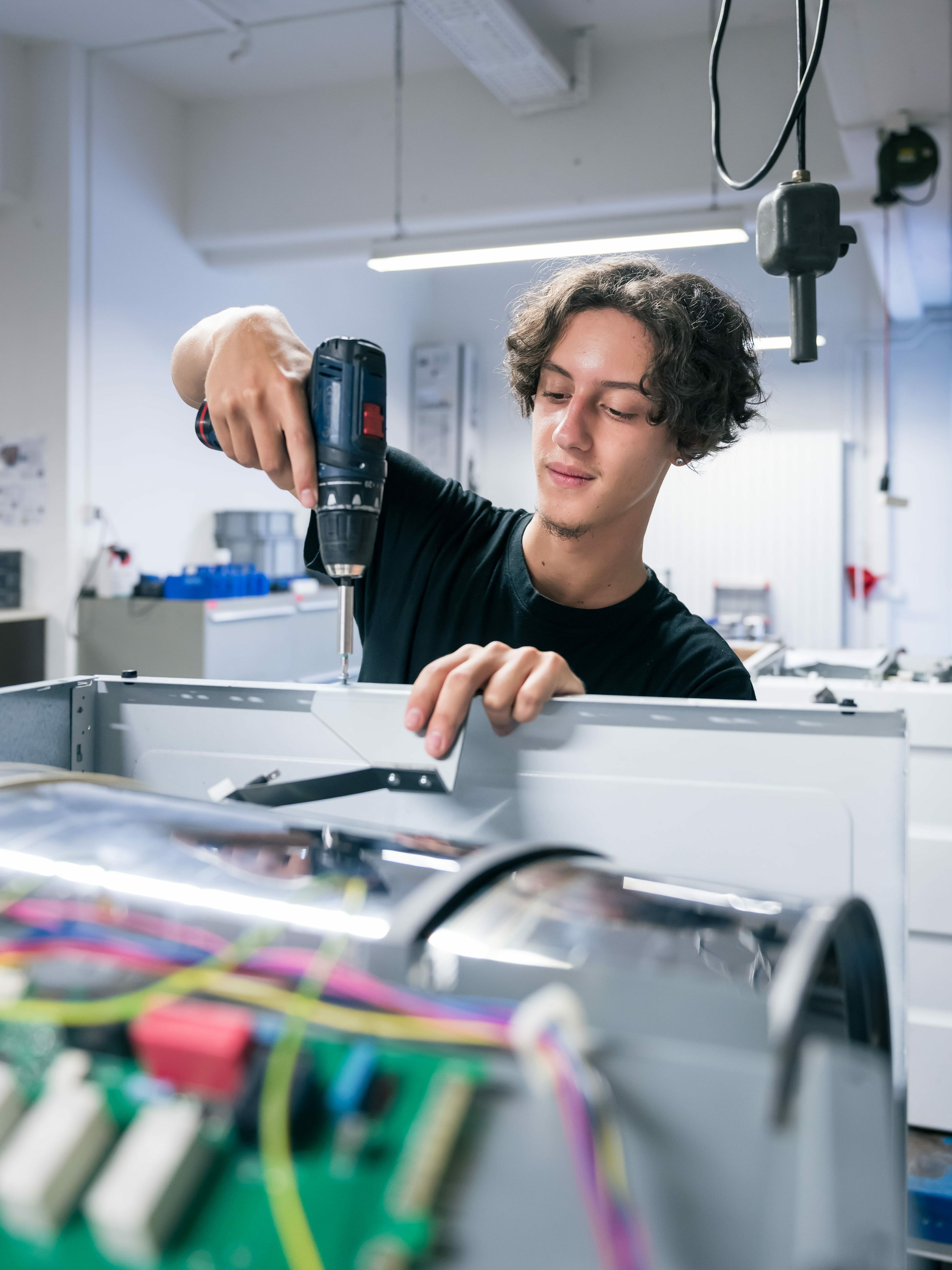 Lehrling am offenen Gerät Schrauben