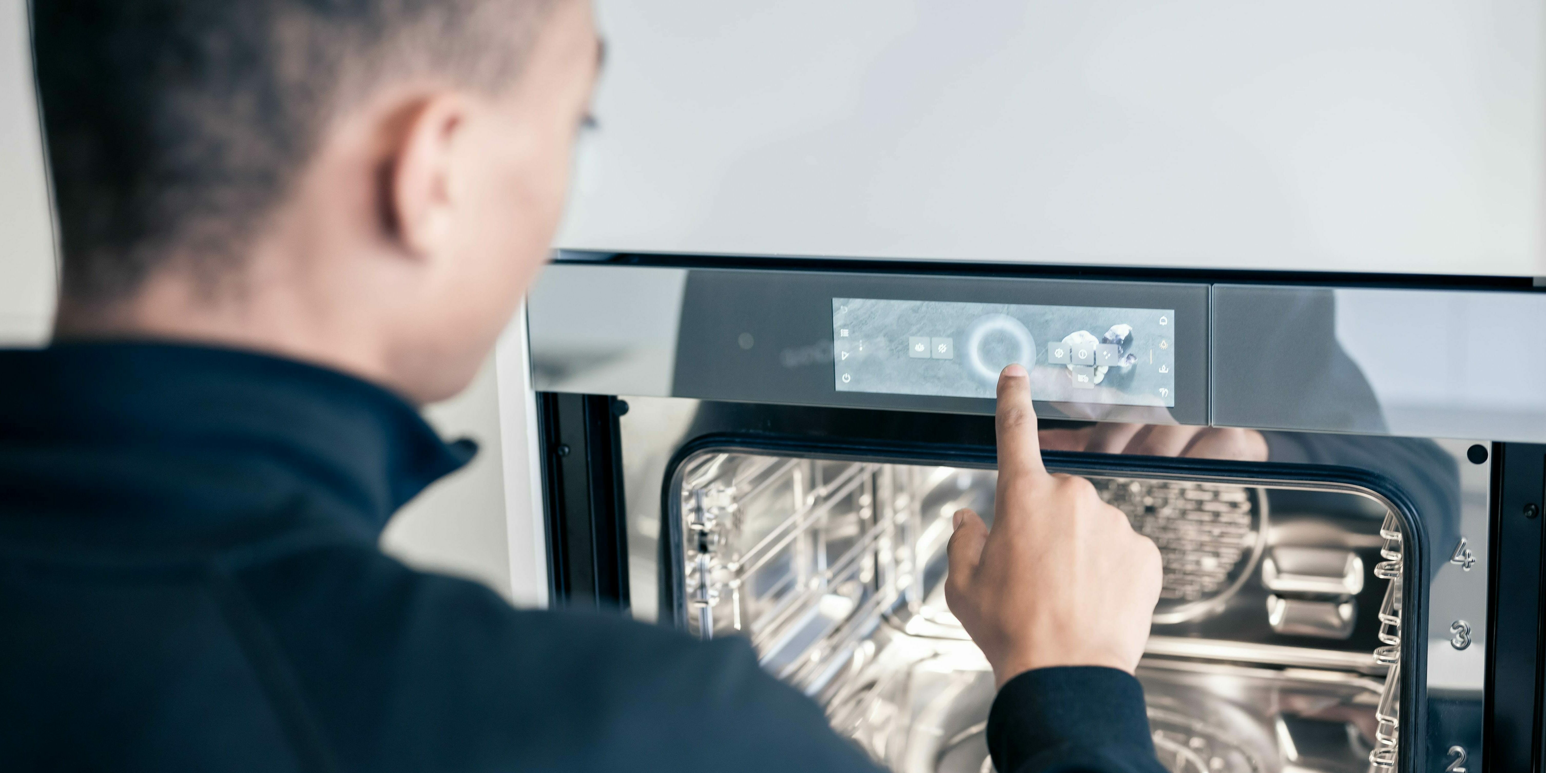 Techniker bedient Display Backofen