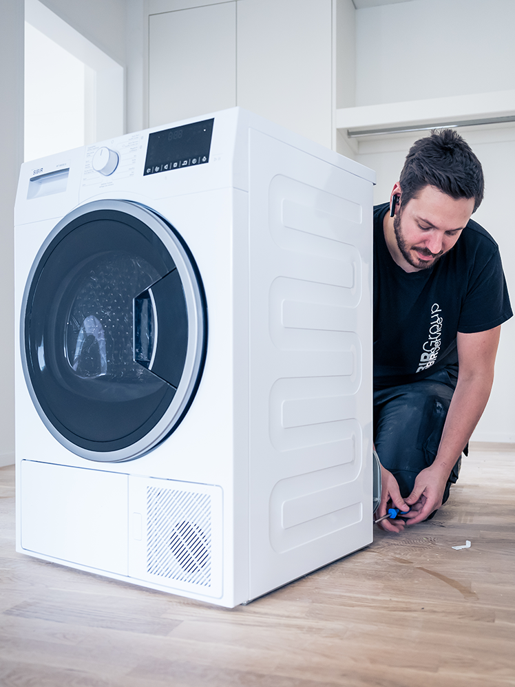Installation d'une machine à laver avec un technicien SIBIR