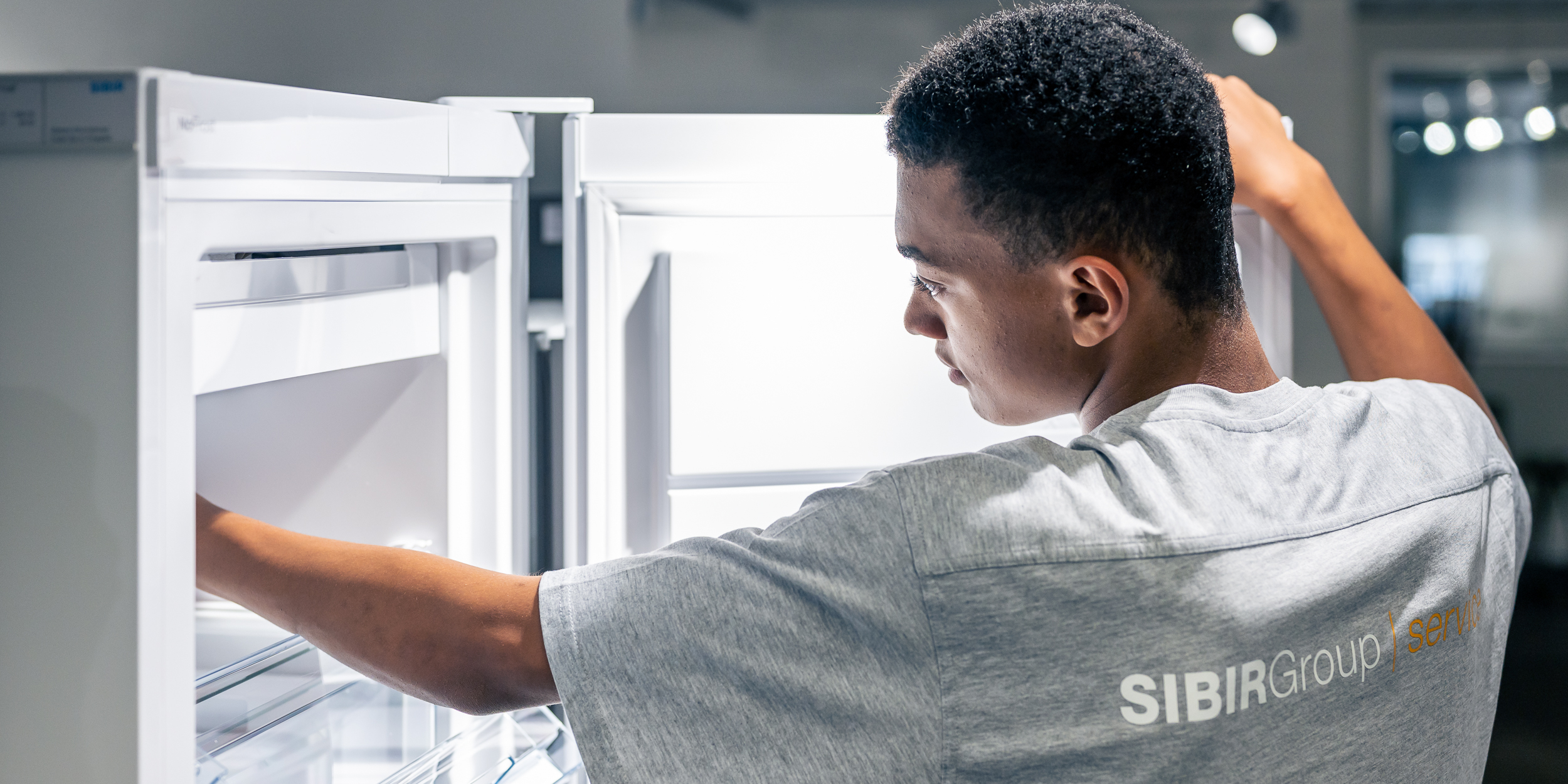 SIBIR service technician refrigerator freezer compartment